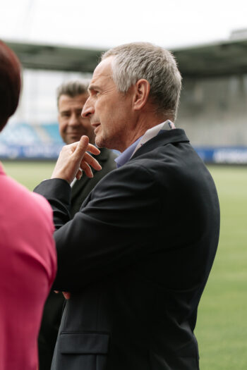 Menschen in Business Kleidung stehen auf dem Fußballfeld